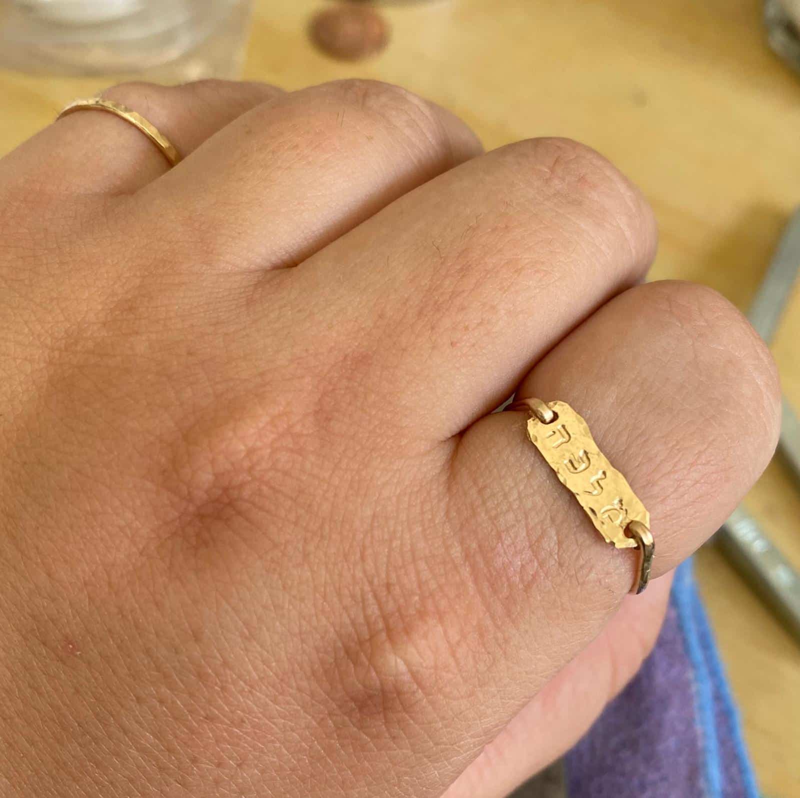 טבעת עם מילה בעיצוב אישי – תמונה 4