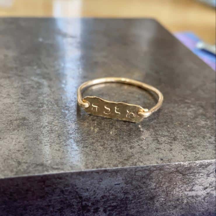 טבעת עם מילה בעיצוב אישי – תמונה 3