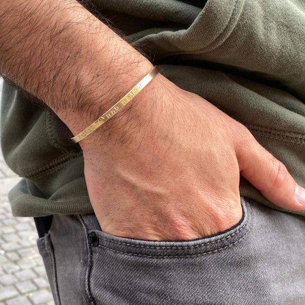 ⁦צמיד קשיח עם כיתוב לגבר⁩ – תמונה ⁦2⁩