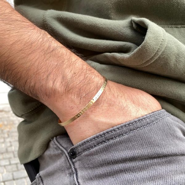 ⁦צמיד קשיח עם כיתוב לגבר⁩ – תמונה ⁦3⁩