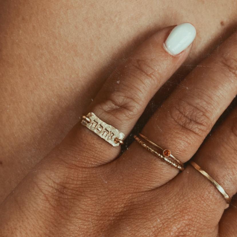 טבעת עם מילה בעיצוב אישי – תמונה 2